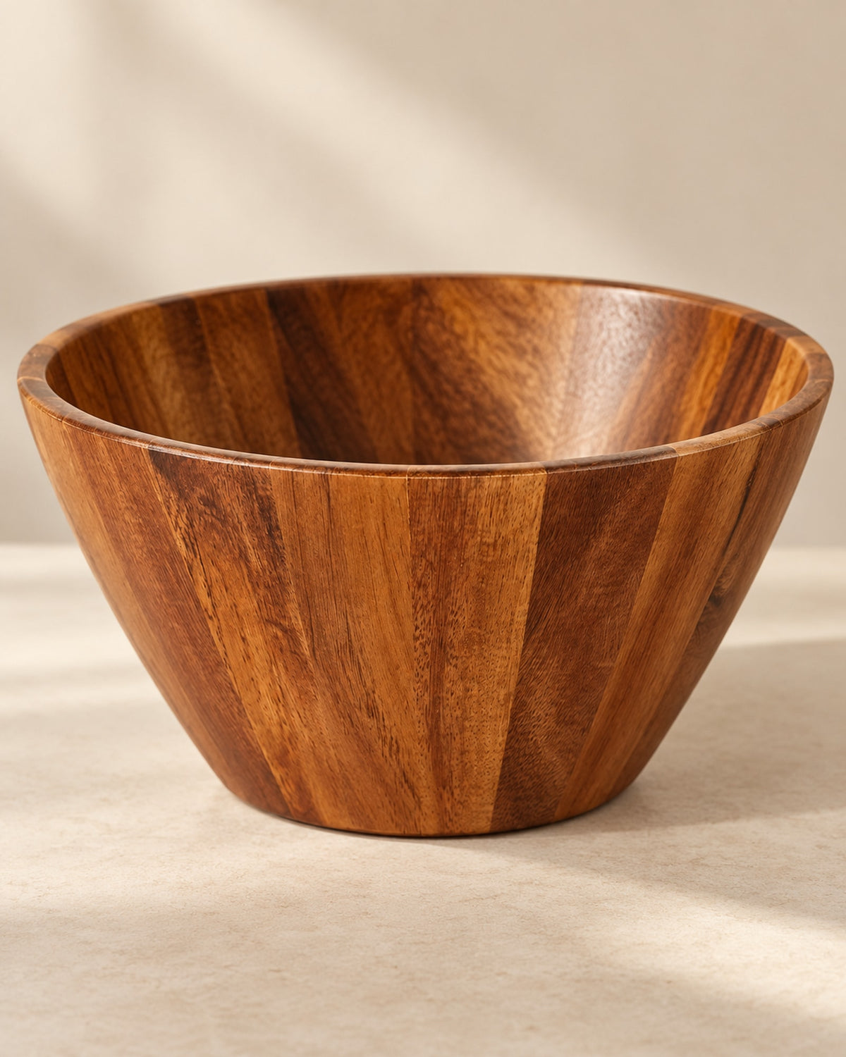 Close-up of the acacia grain on the outside of the bowl.