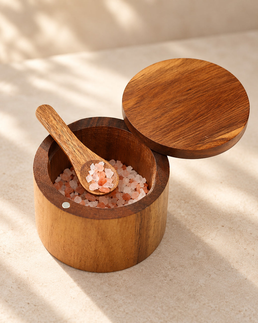 Close-up of the swivel lid and the acacia grain on the rim.
