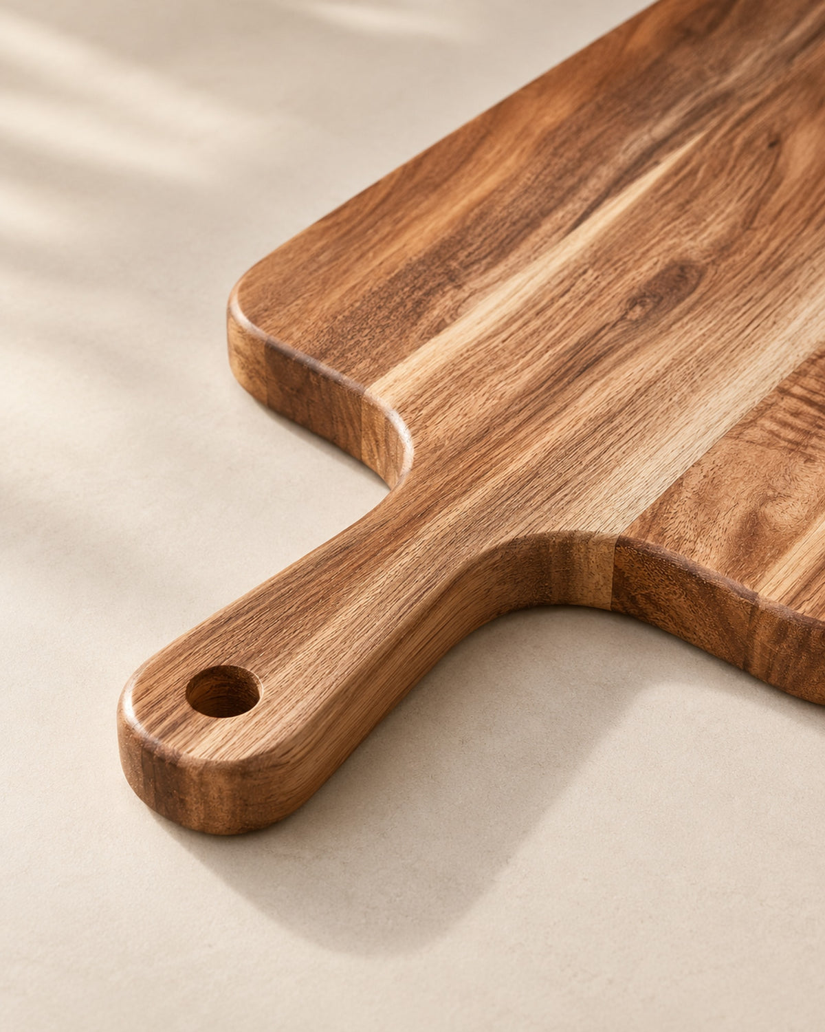 Close-up of the handle with its hanging hole and the acacia grain.