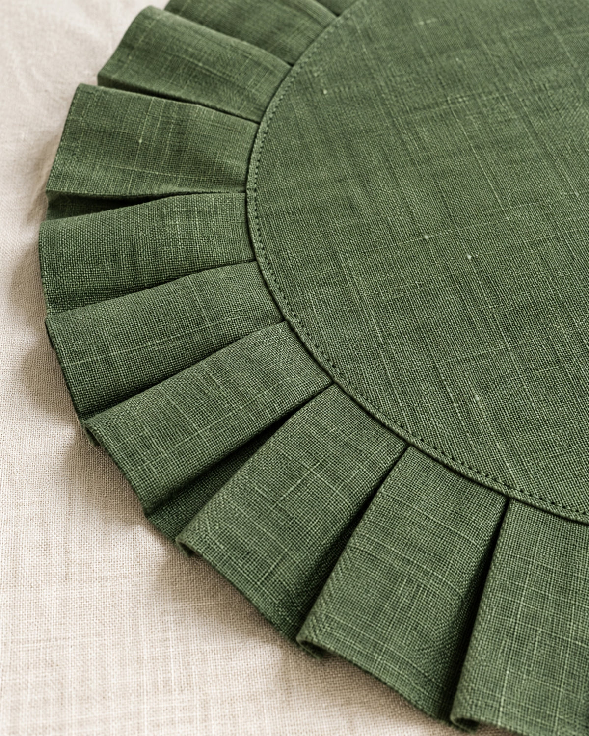 Close-up of the pleated ruffle edge and linen weave.
